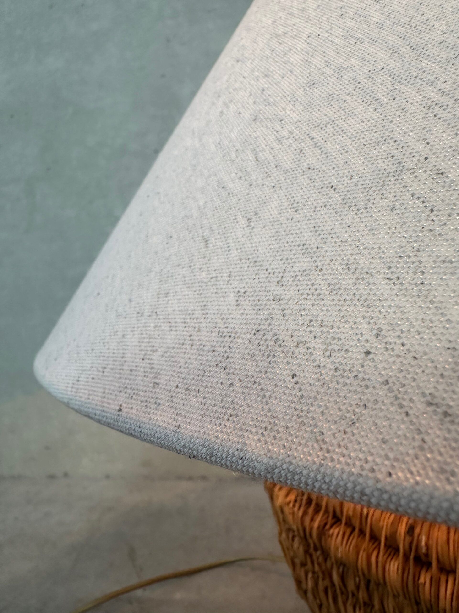 Lampe de table vintage – ancien pichet en rotin