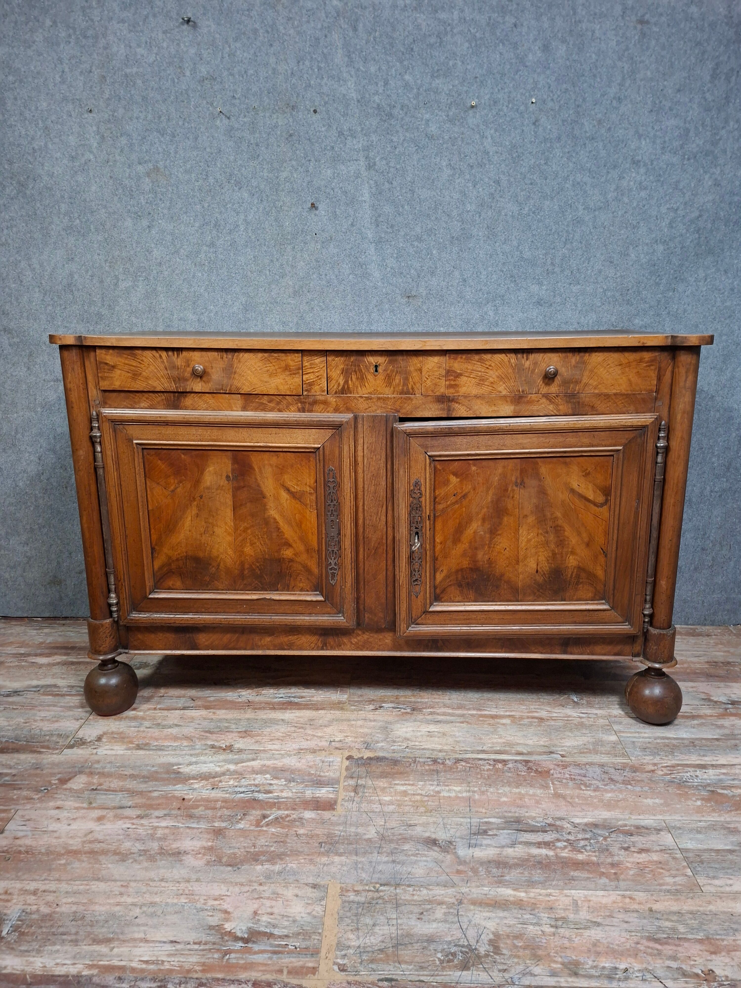 Louis-Philippe period sideboard in walnut, 19th century.