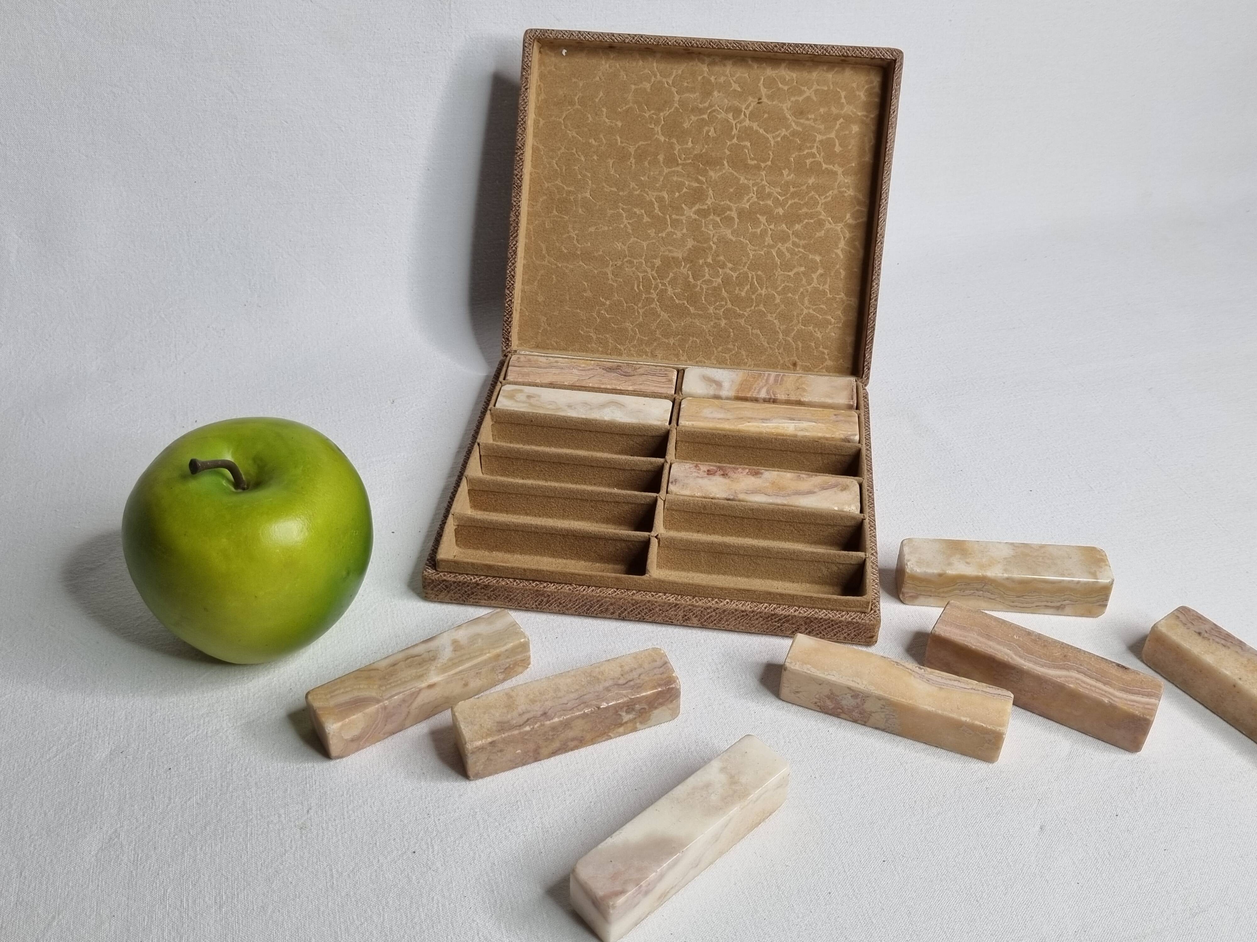 Set of 12 veined onyx knife rests, original box from the 1970s.