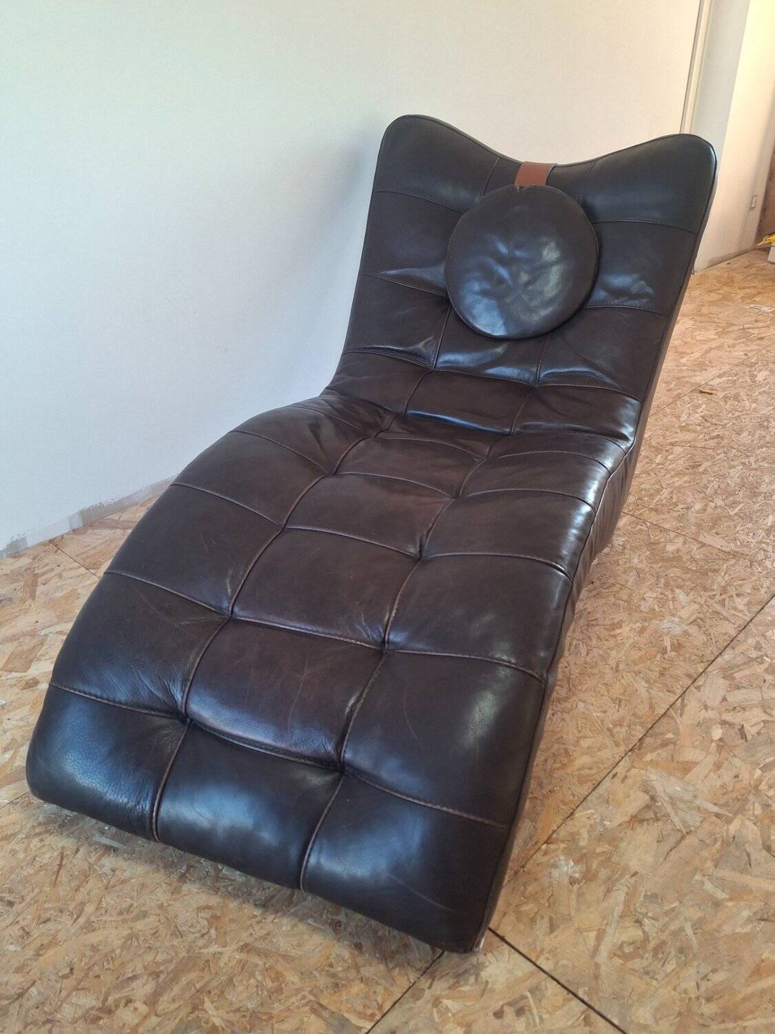 Contemporary Italian leather chaise longue meridian