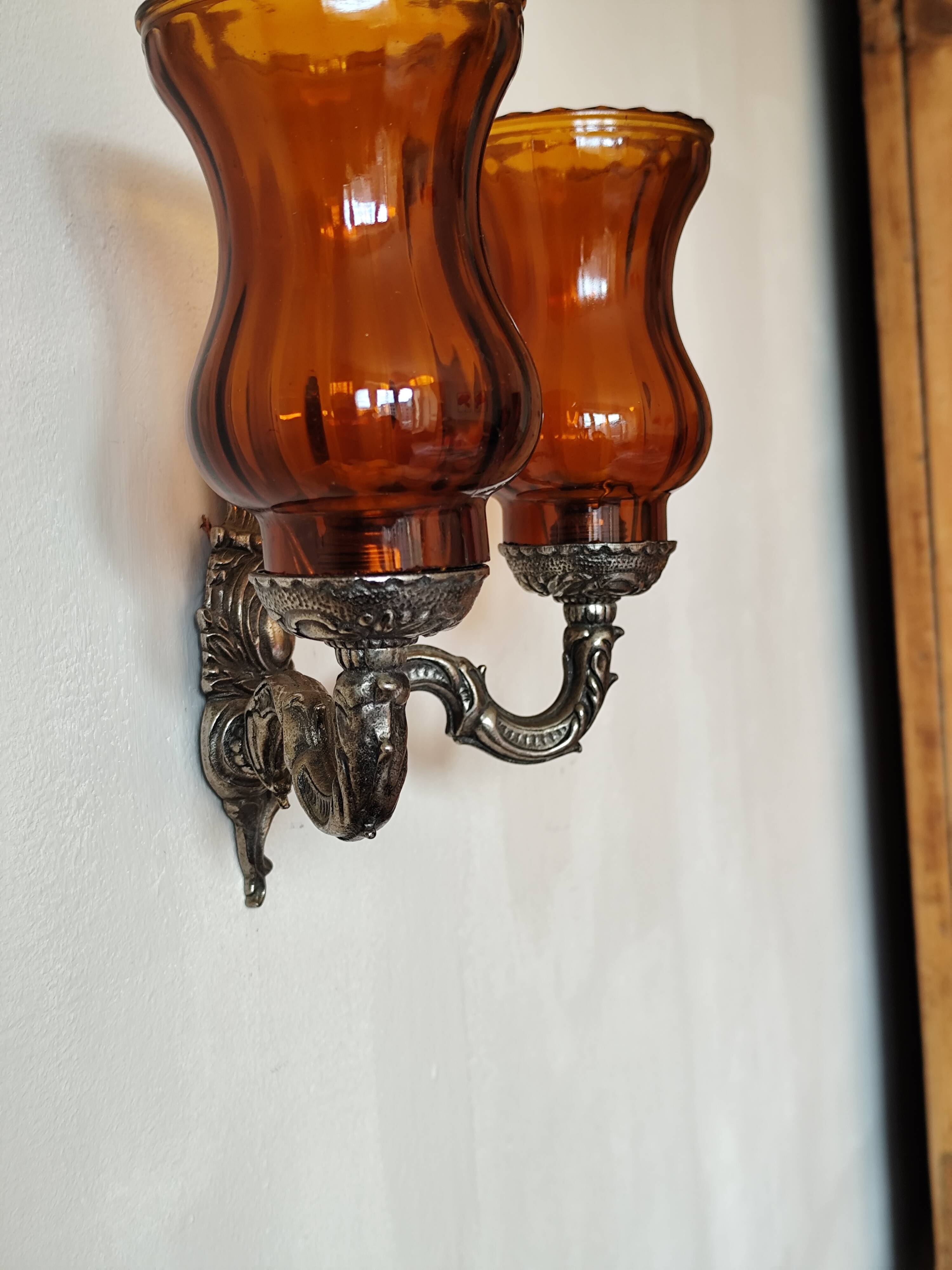 Silver-colored chiseled metal wall light, 2 lights with orange glass tulip