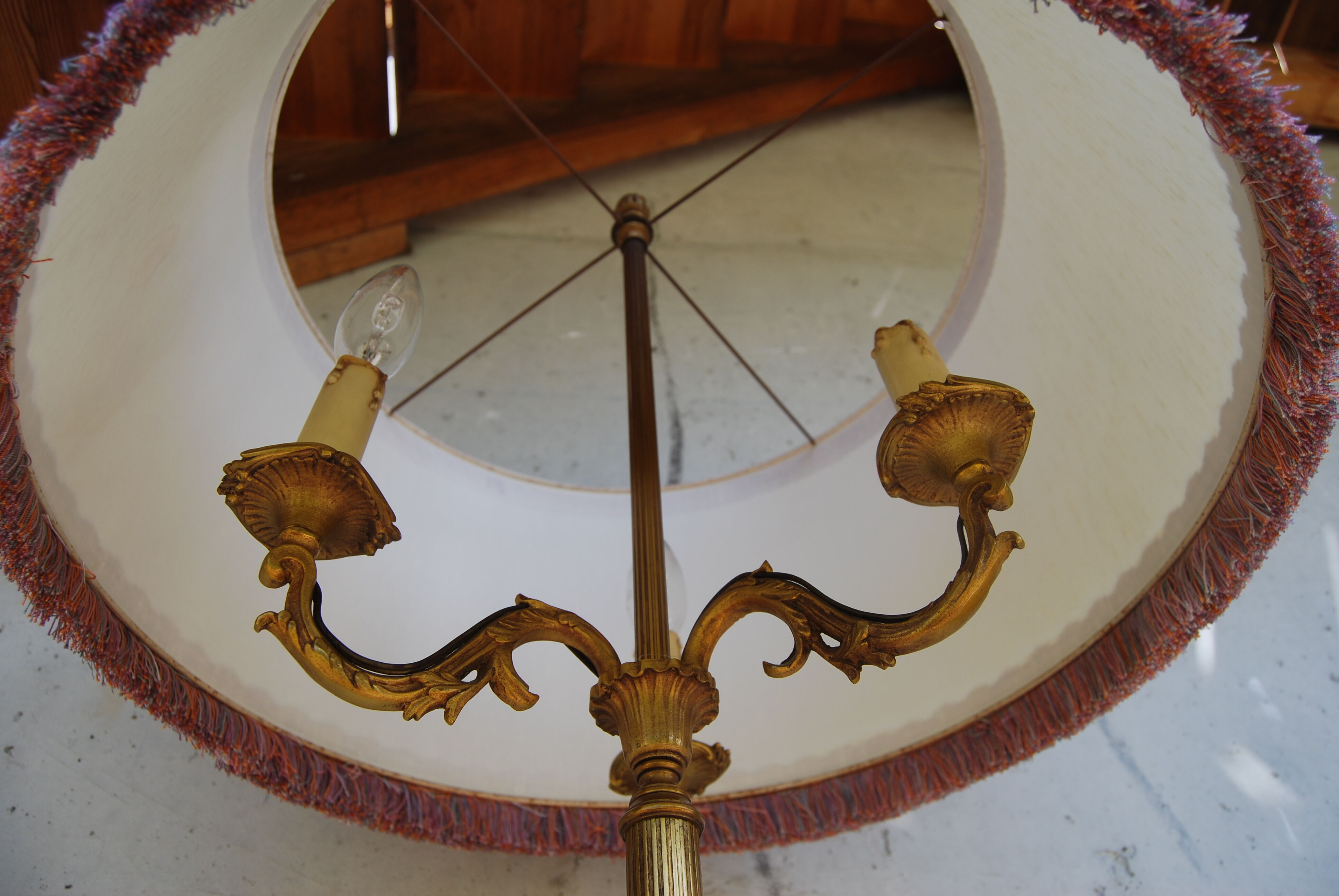 Lampadaire tripode trois bras de lumières en bronze de style Louis XV