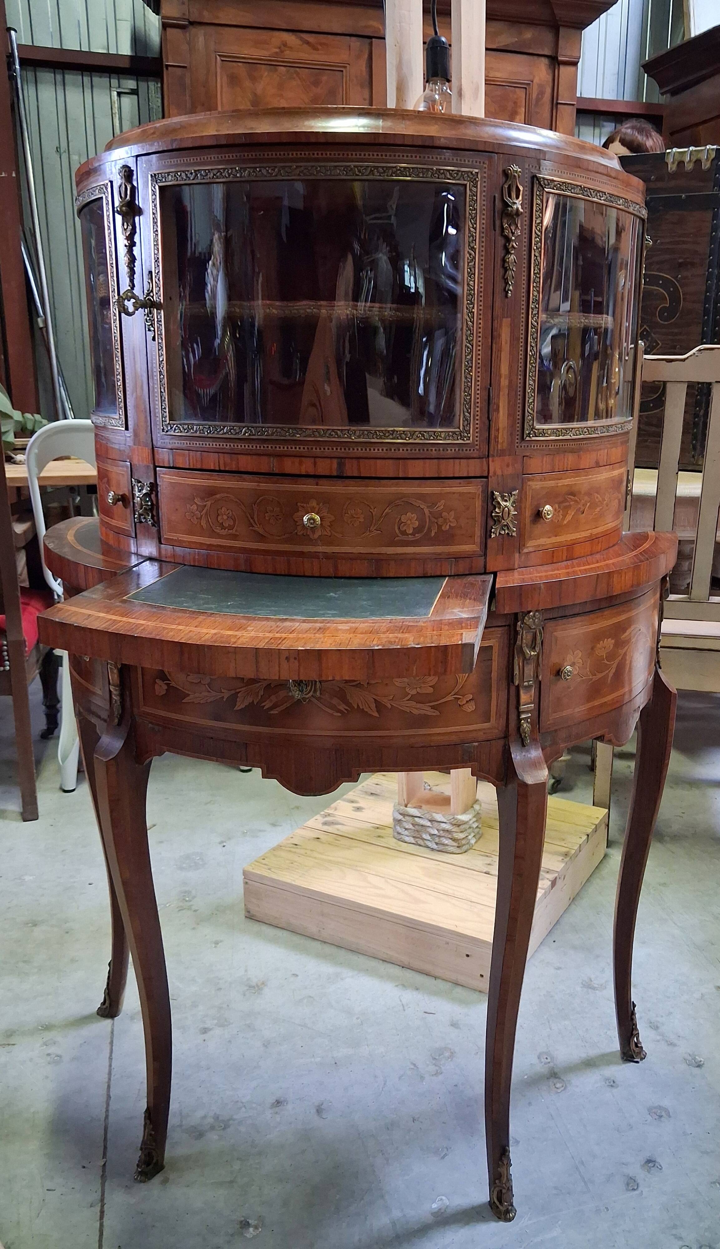 Desk - Display cabinet in the style of Louis XV with marquetry.