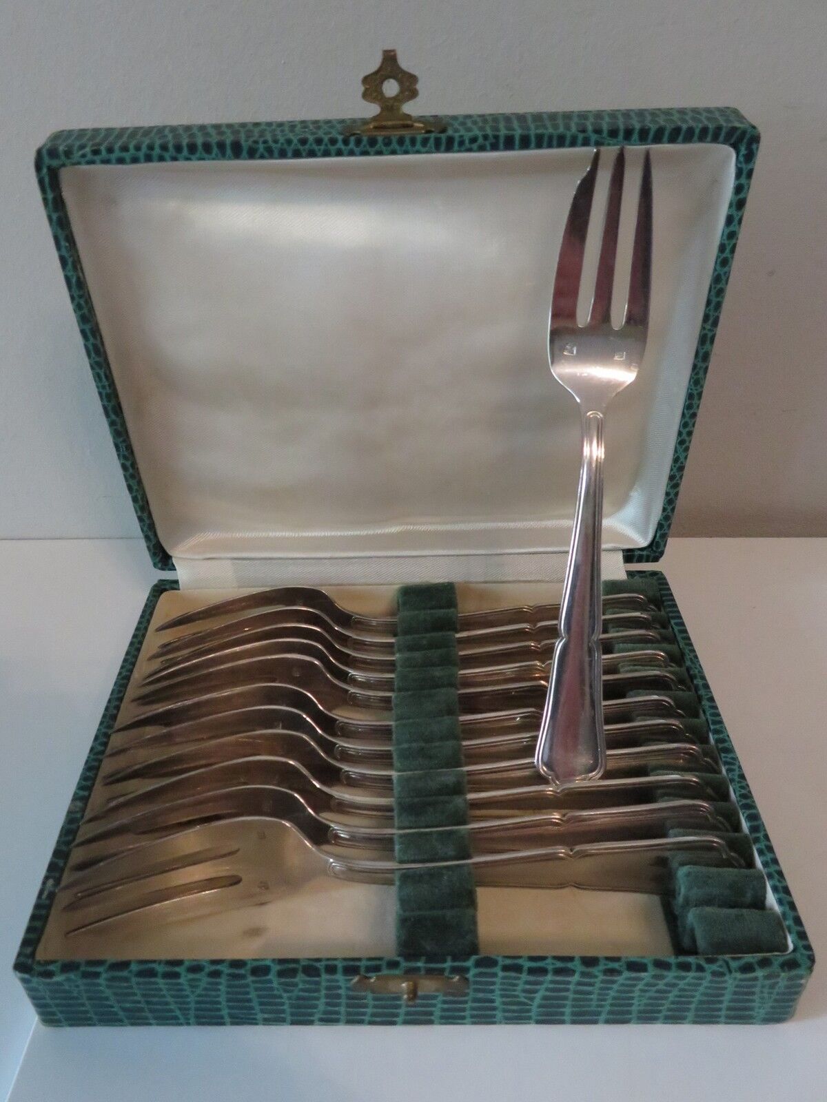 Housewife 12 dessert forks in box