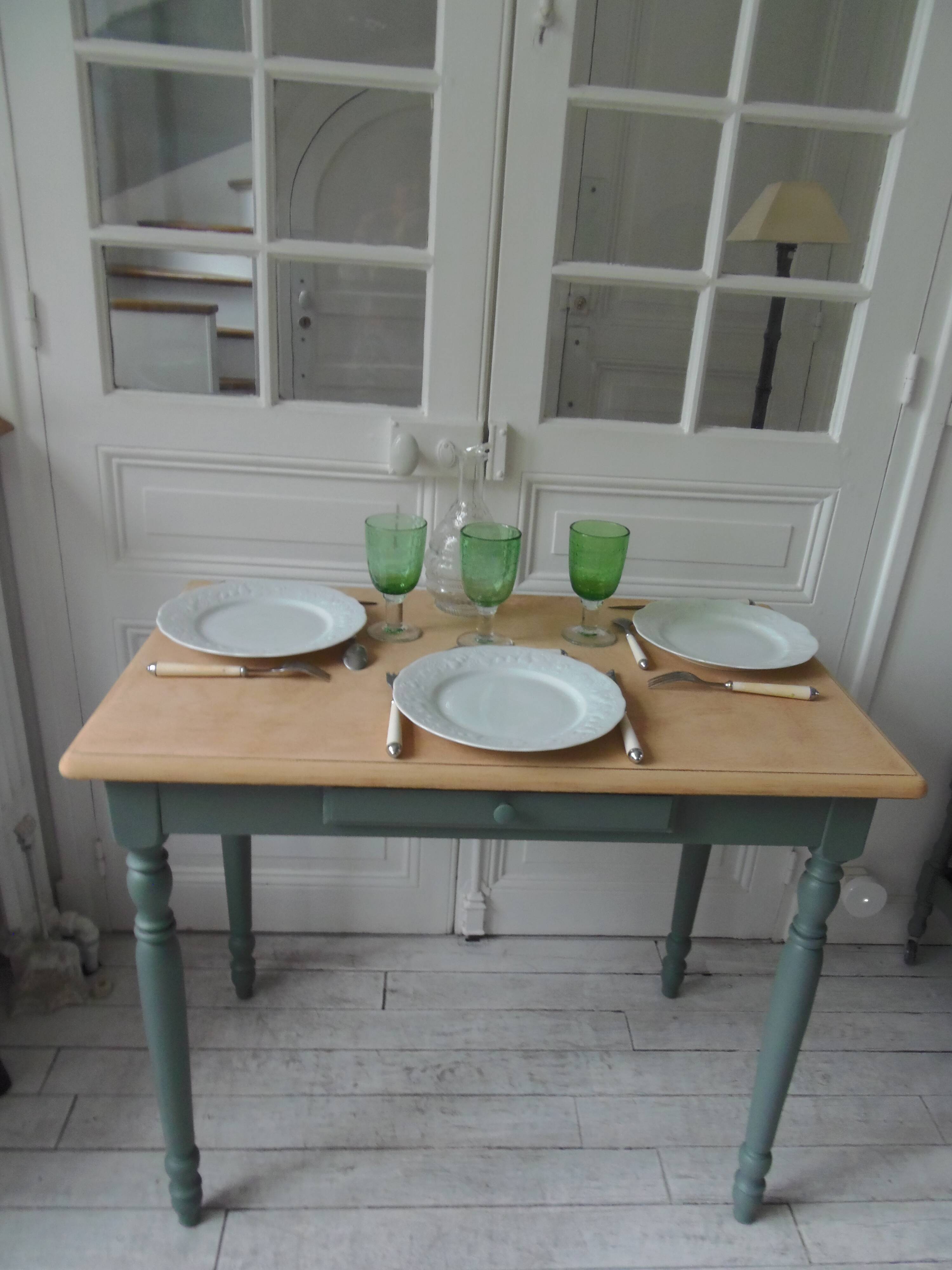 Table, bureau Piètement vert fumé, plateau bois.
