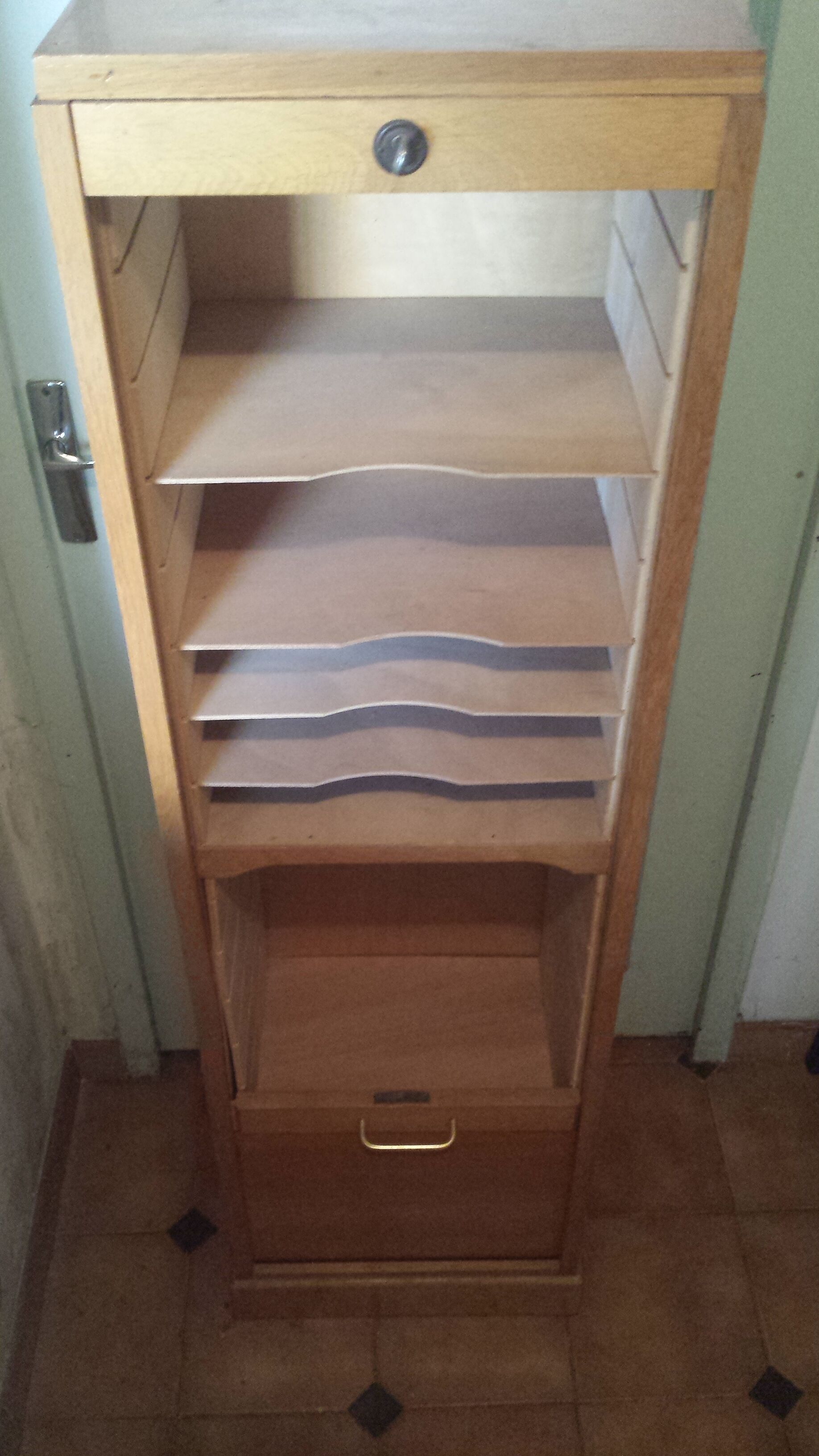 Drawer cabinet