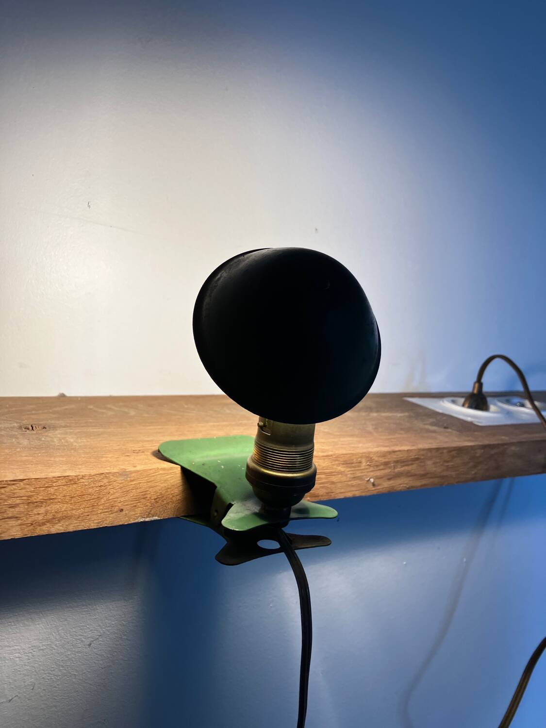 Clip-on mushroom lamp