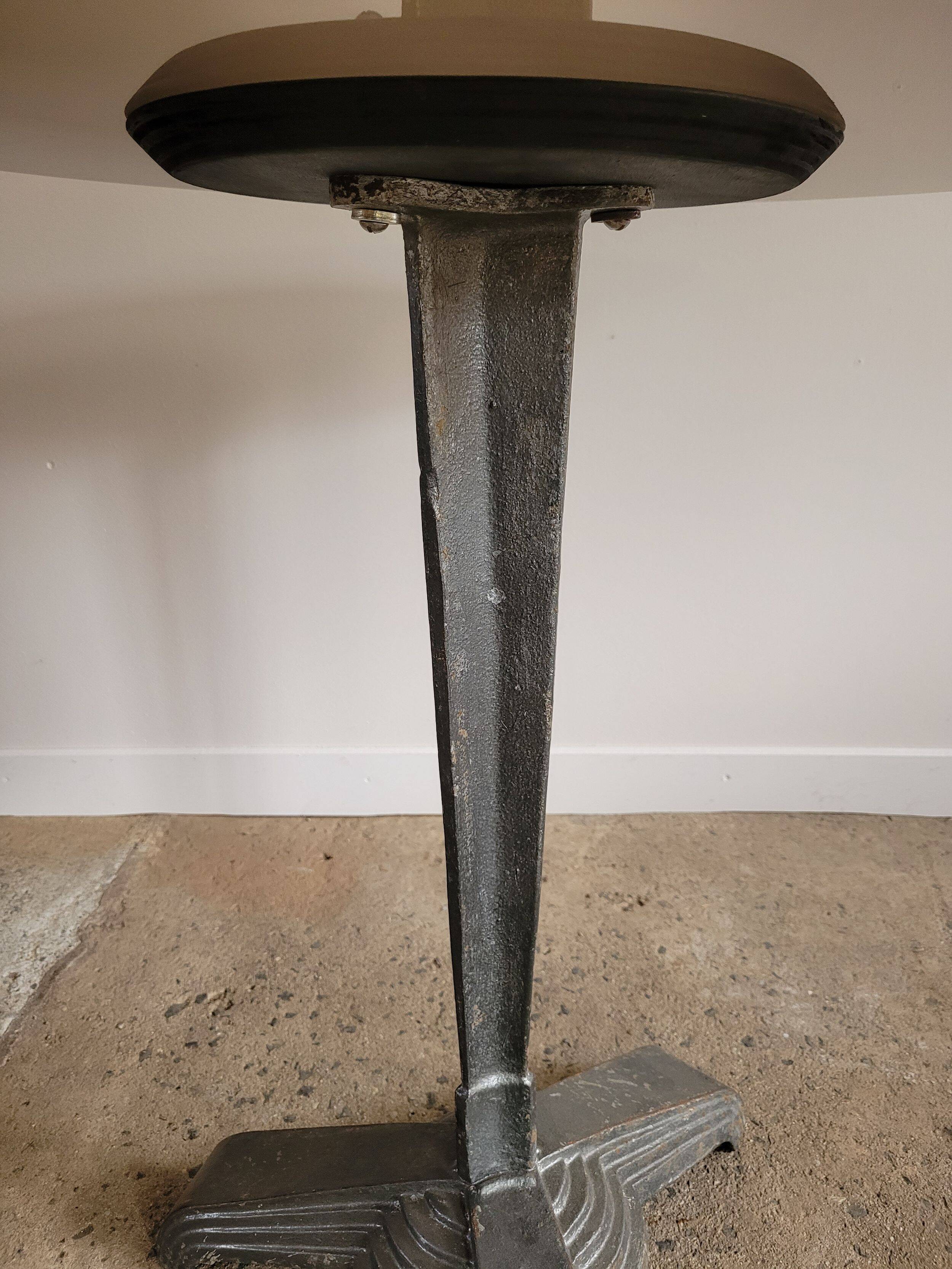 Table bistrot estampillée Louis Vuitton