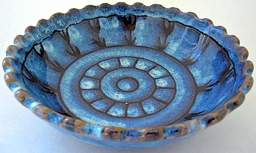 Cut or pocket in polychrome varnished sandstone with a blue and floral decoration