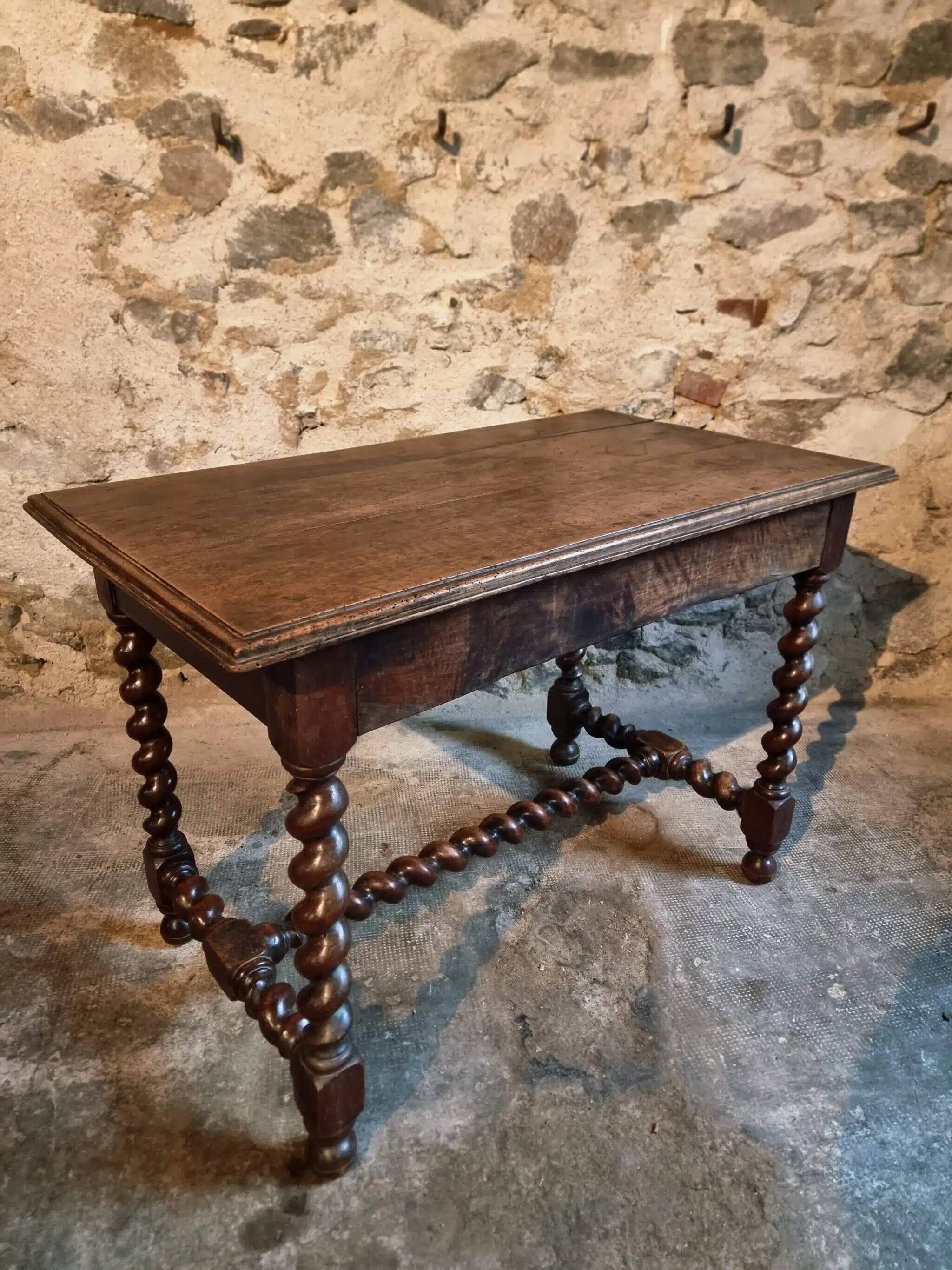 Table française en noyer avec pieds torsadés, fin du XIXe siècle