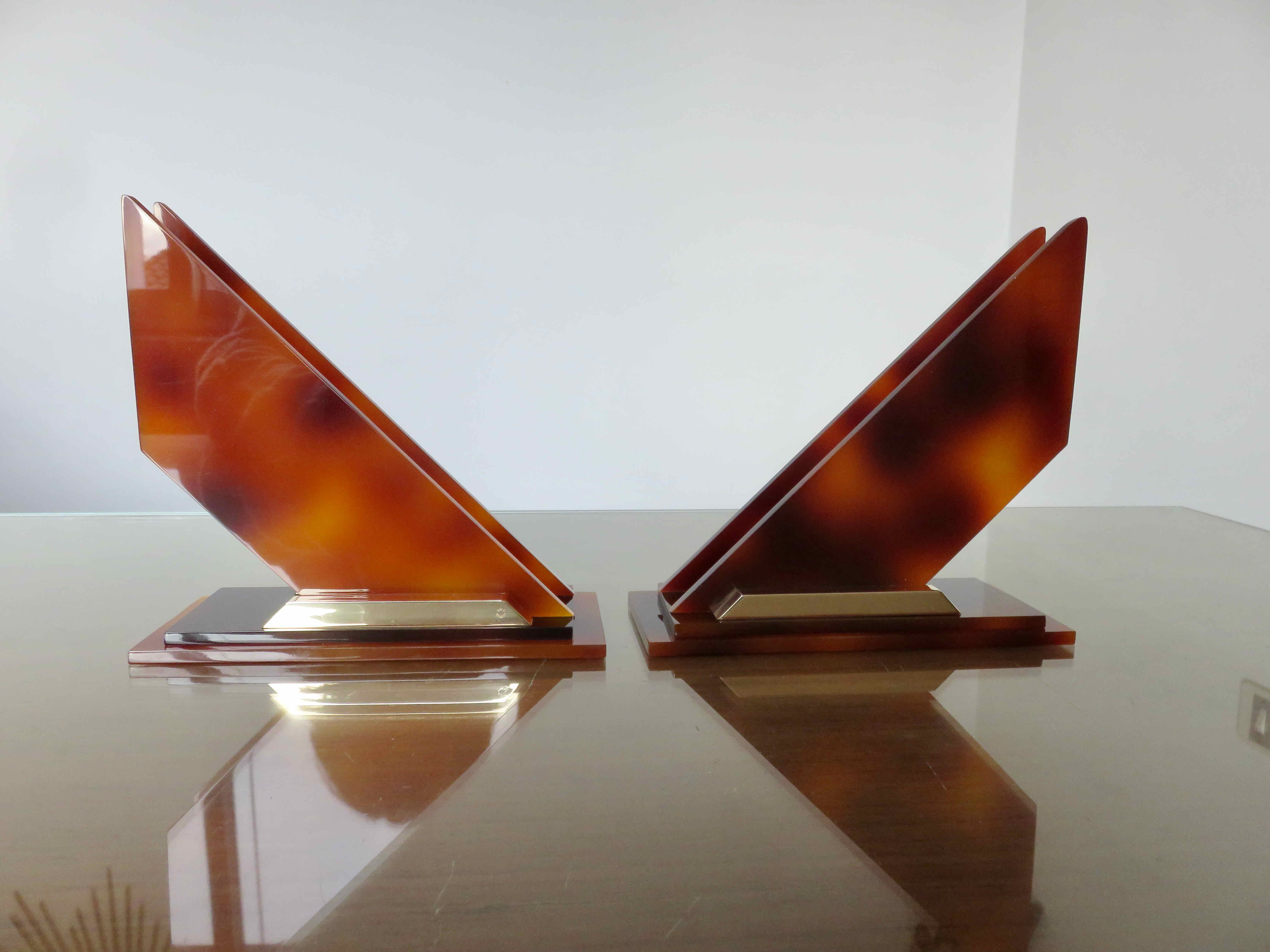Paire de serre livres en plexiglas façon écaille pour Roche Bobois années 70