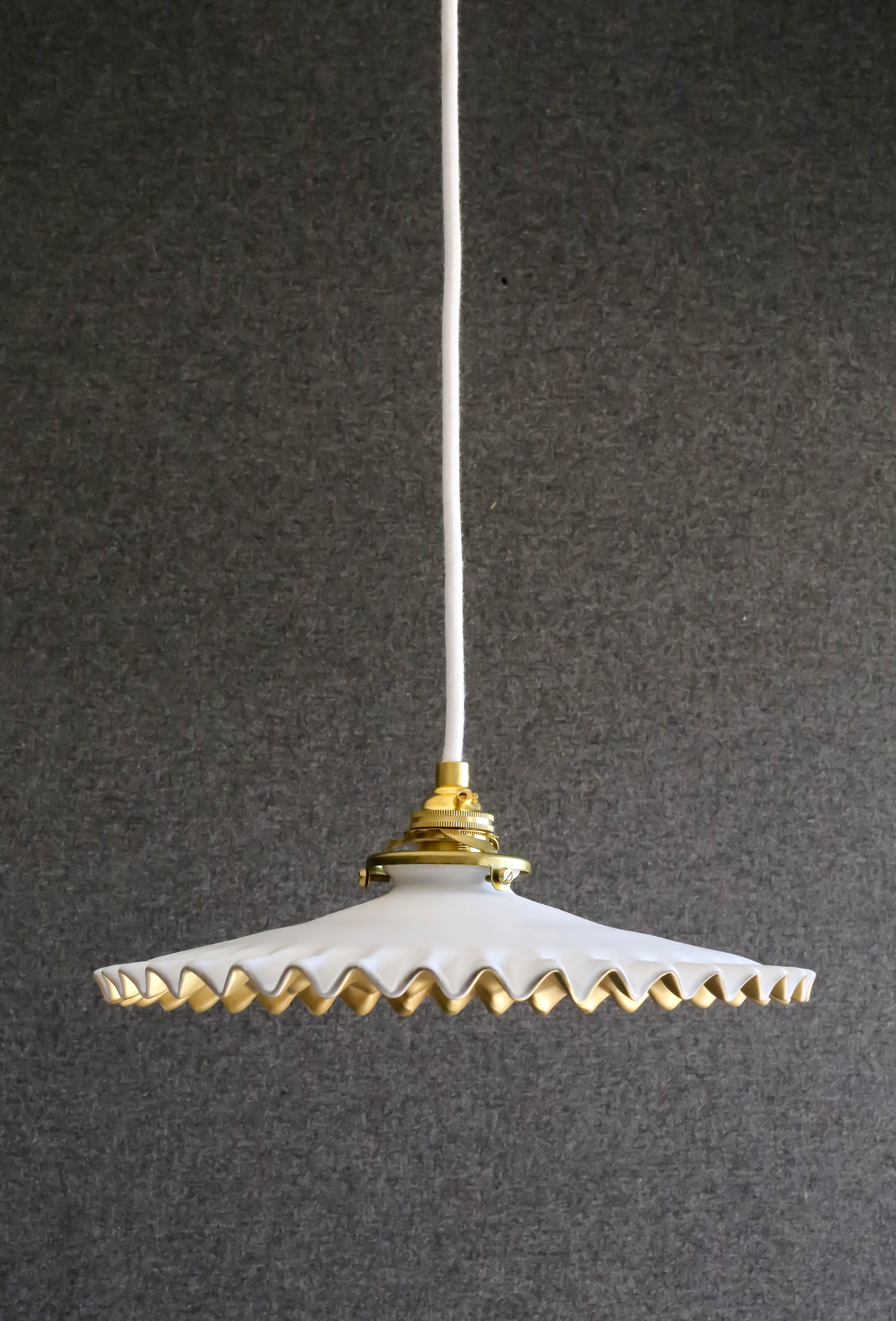 Antique suspension lamp in white and gold painted opaline delivered with cable, socket and brass claw