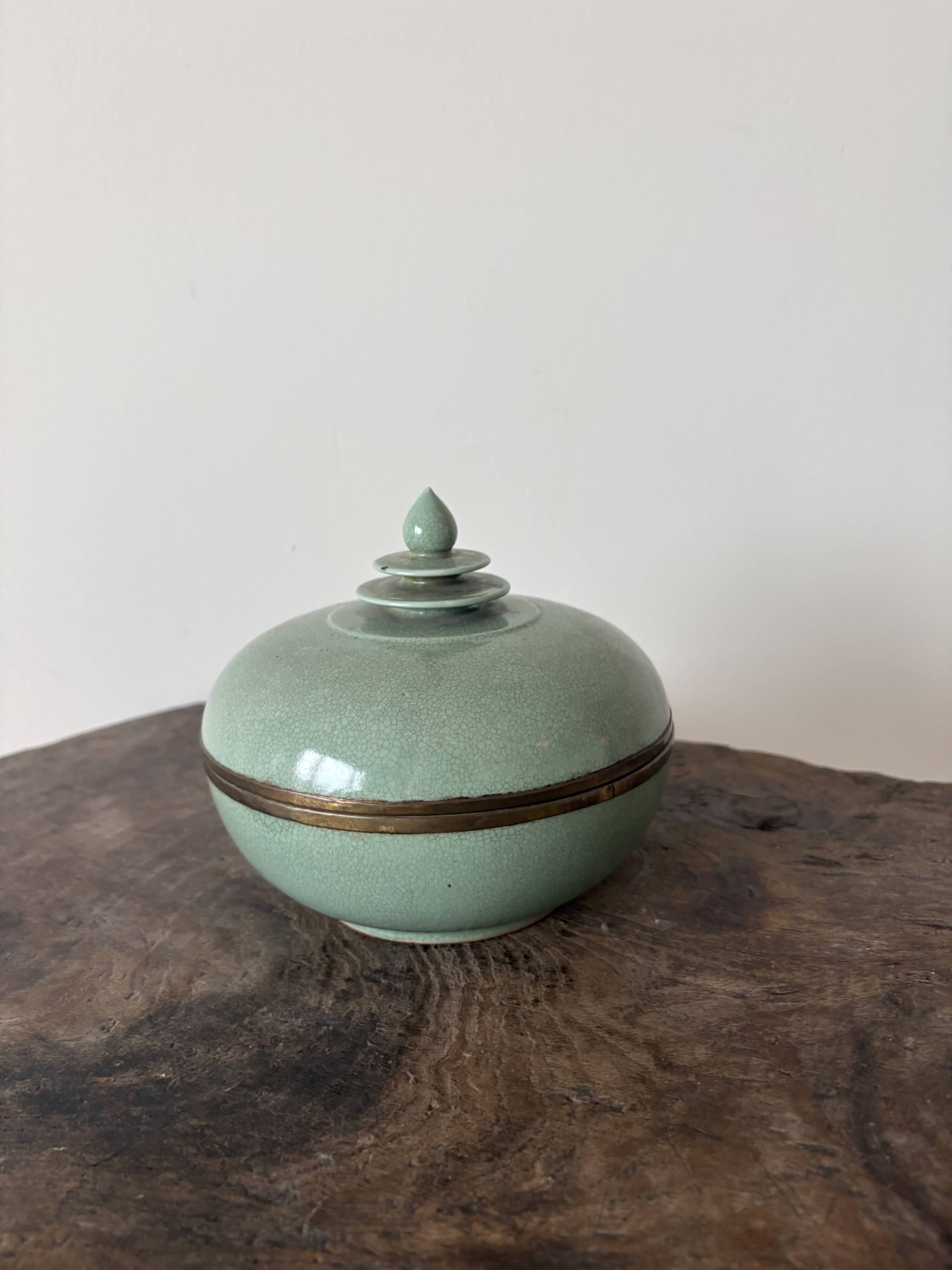 Mooie oude jade achtige blauwe groene keramische pot