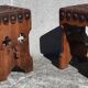 Paire de tabourets brutalistes, assise cuir.