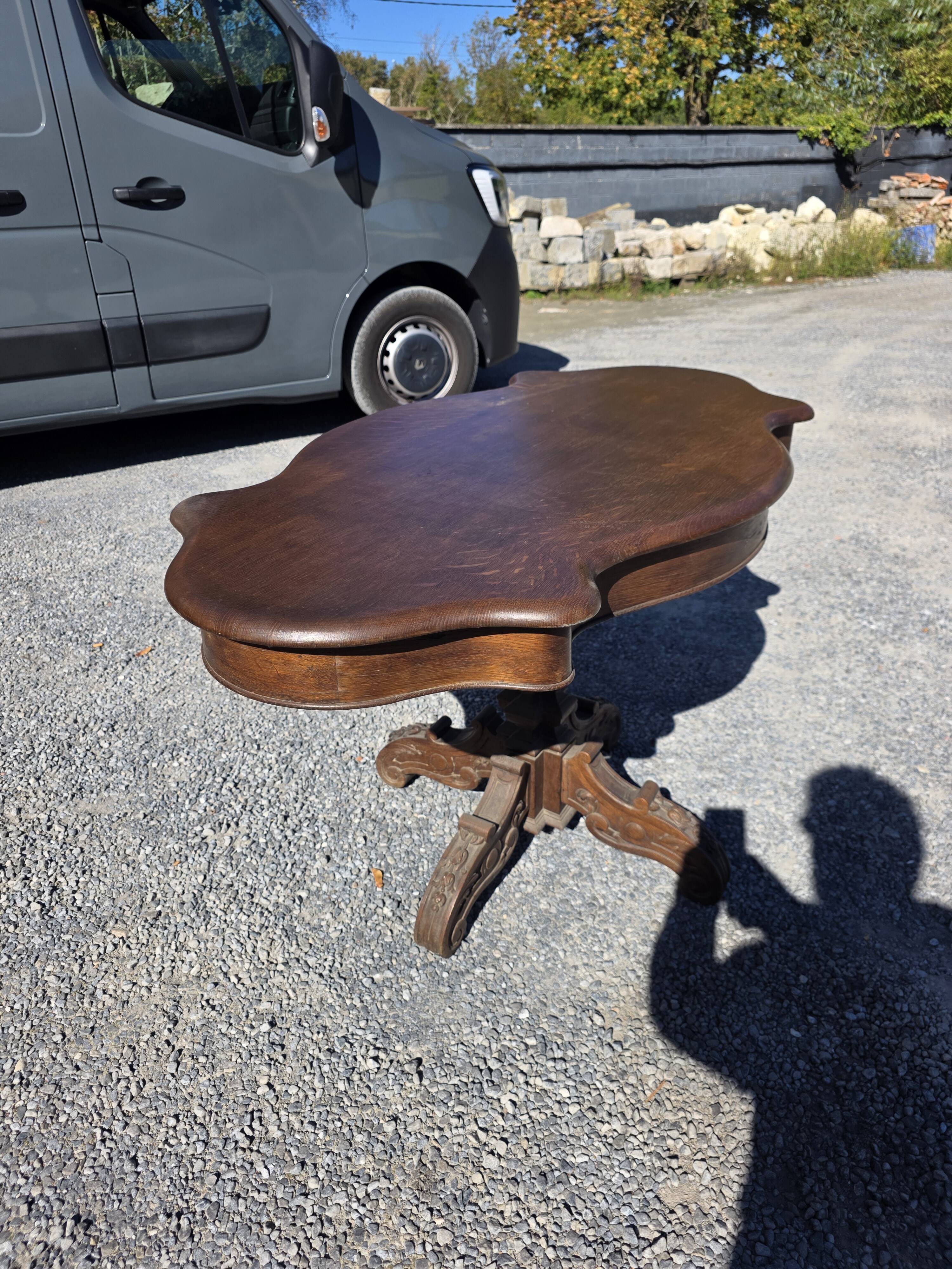 Antique round table in solid oak