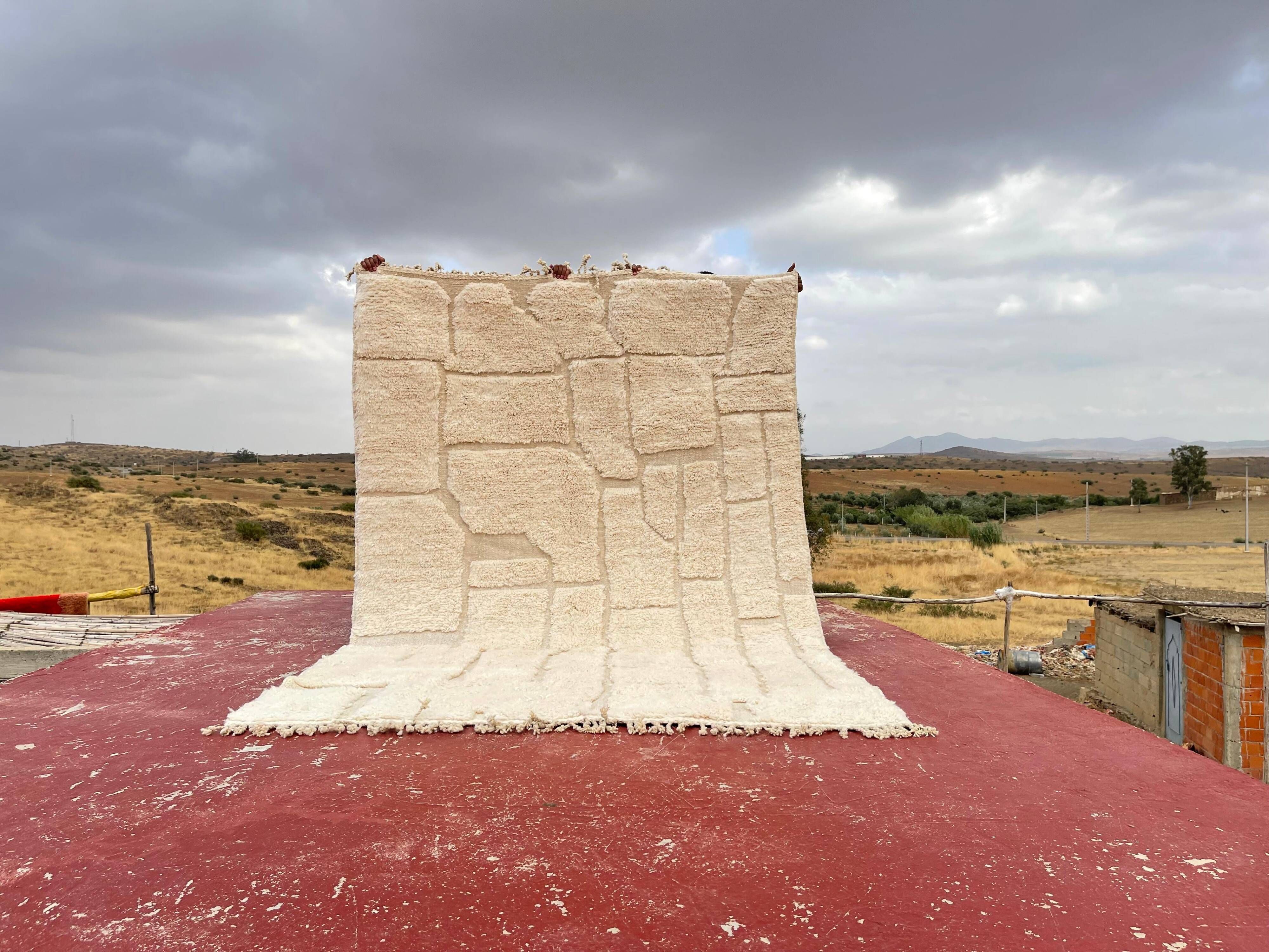 **Moroccan Berber rug in ecru 300x200 cm – raised geometric pattern**