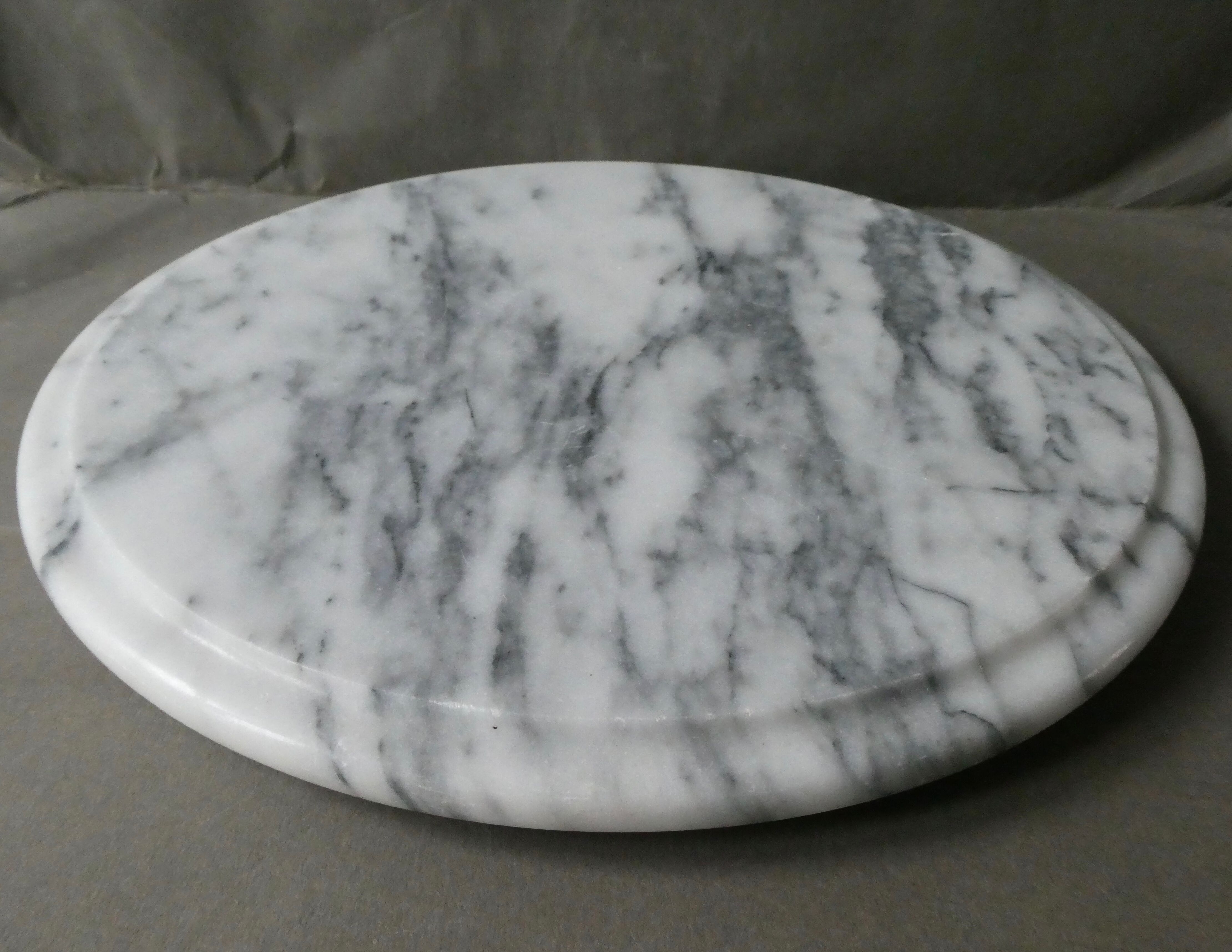 Table mat in white marble veined with grey