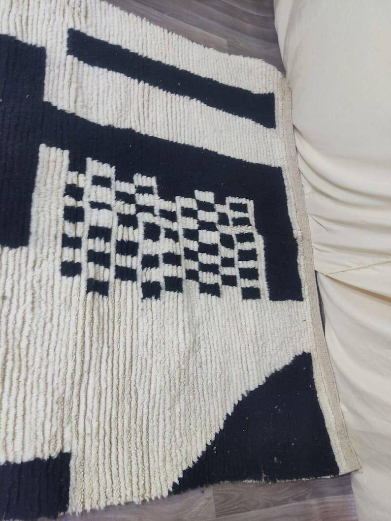 Handmade pure wool rug, natural size 200 x 300 cm.