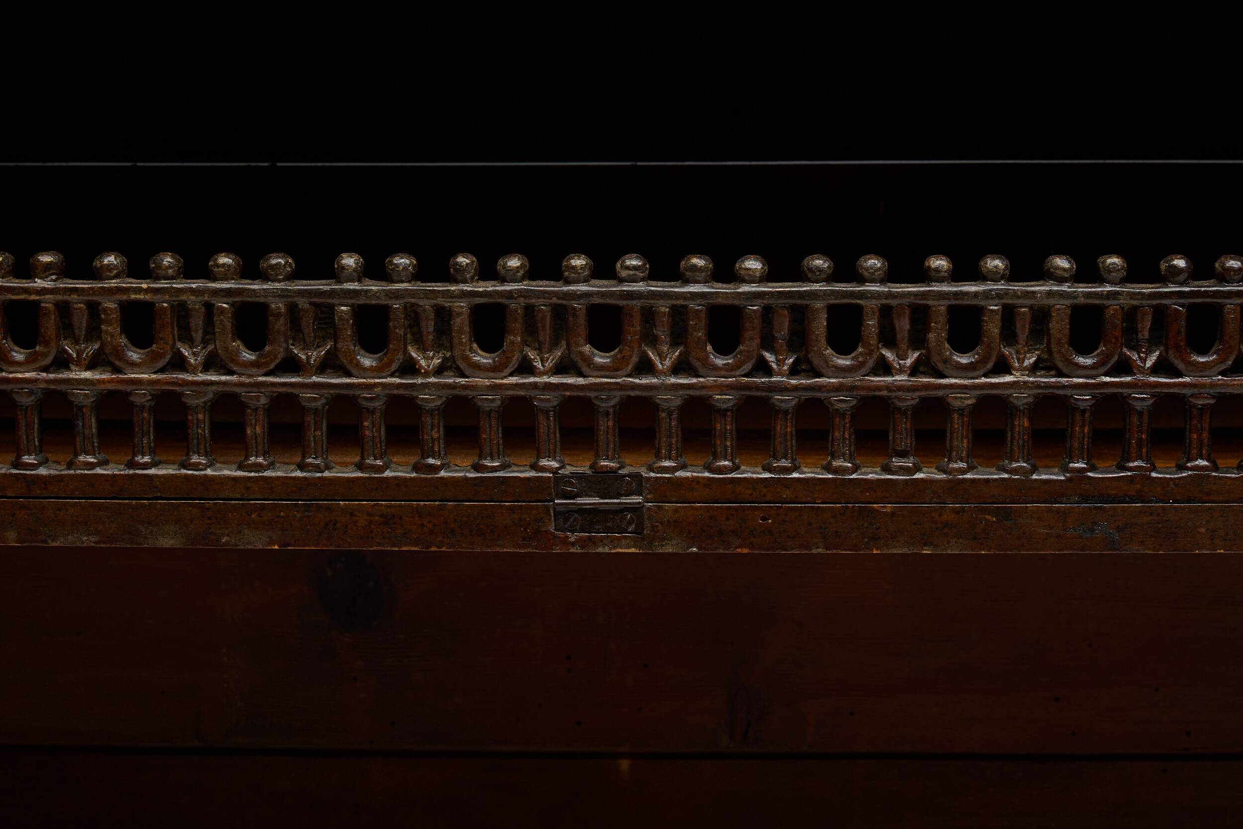Bibliothèque ancienne sculptée expressive, France, 19e siècle