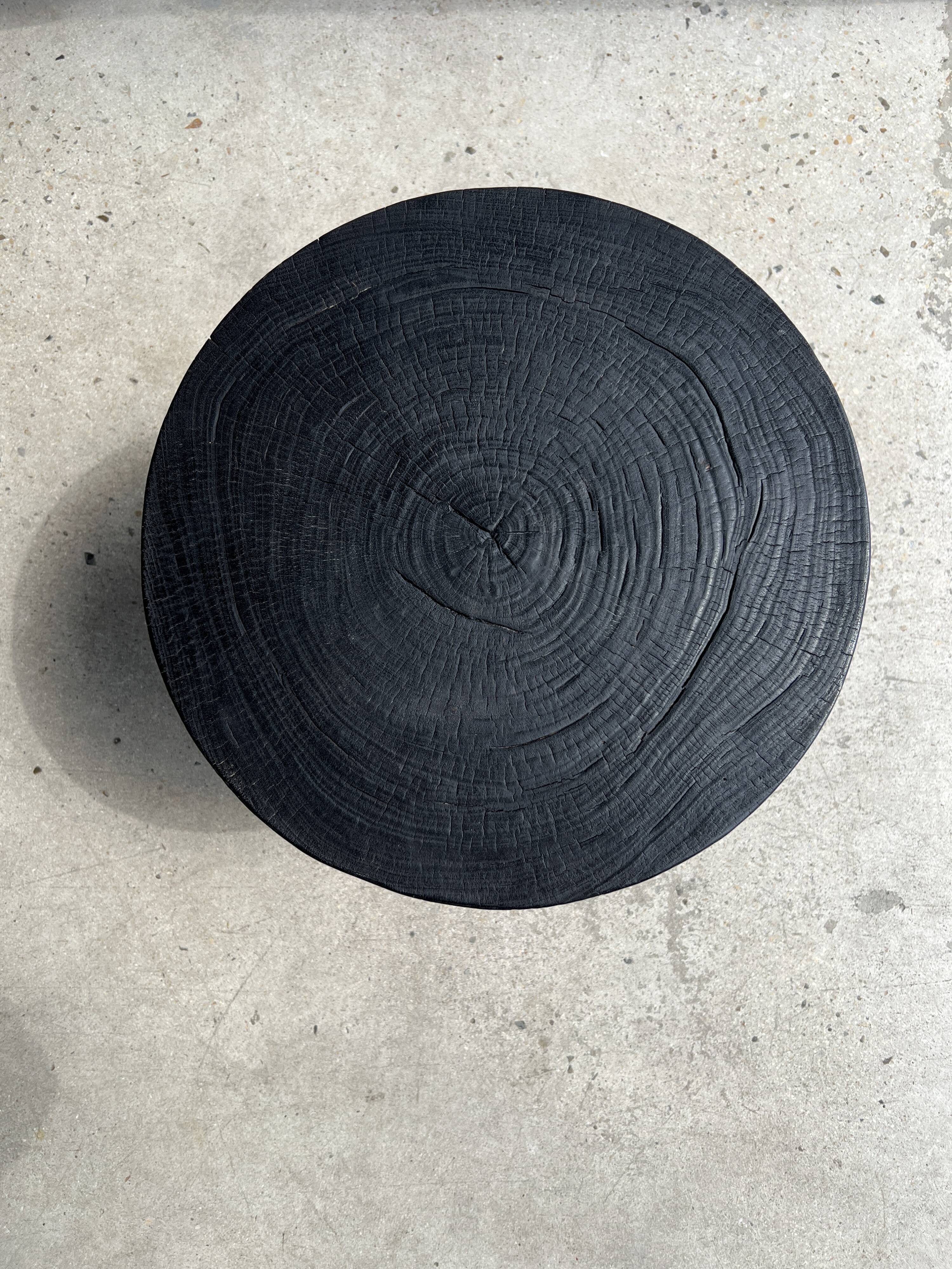 Black mango wood tripod side table with a semi-spherical top, height: 45 cm, diameter: 44 cm.