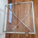 Table basse vintage en verre et pieds chromés – style 70's