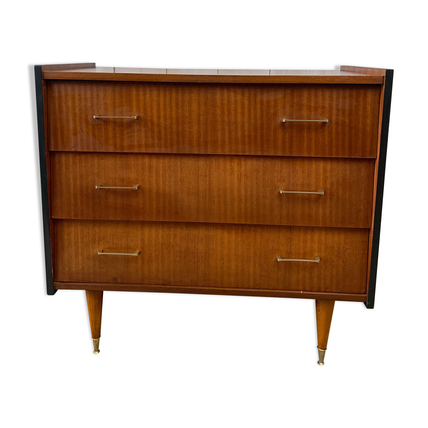 Finned chest of drawers