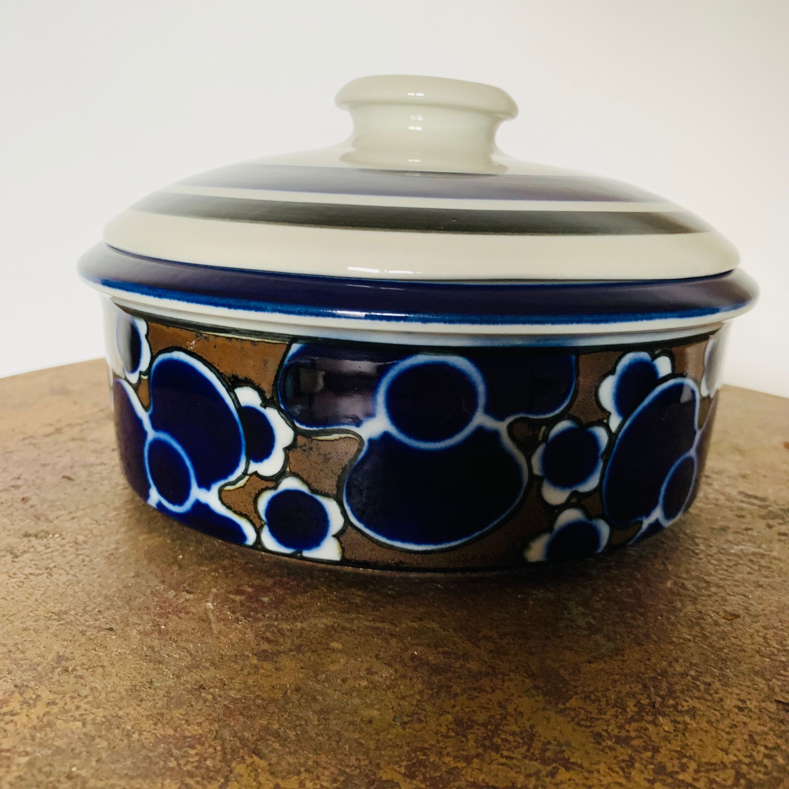 Bowl with lid, Saara model, by Anya Jaatinen Winqvist for Arabia