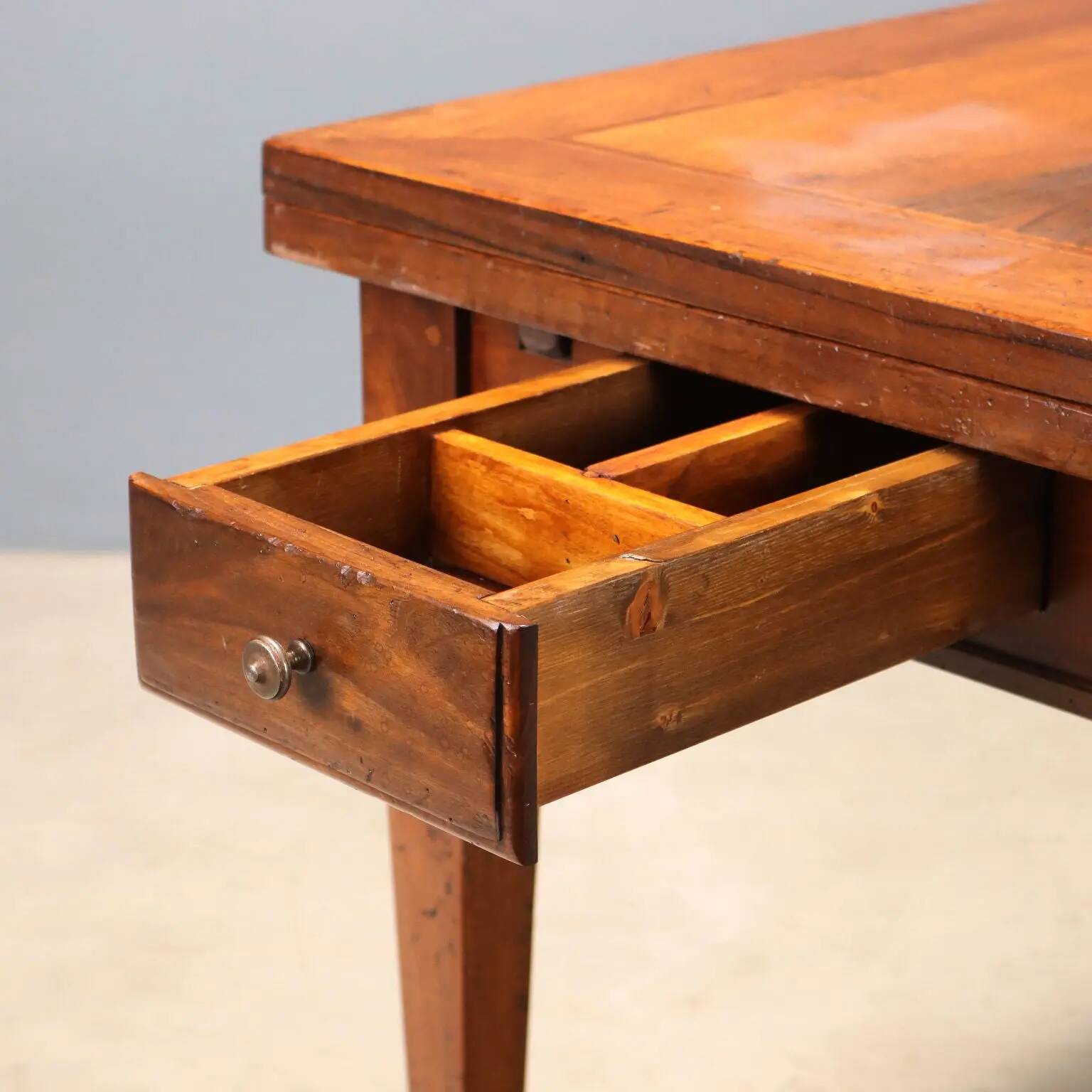 Table ancienne style Directoire en noyer et érable, Italie, XXe siècle