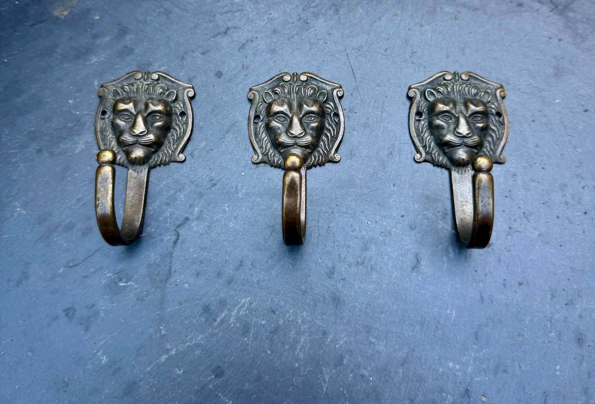3 patères lion en laiton massif baroque