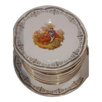 11 assiettes à dessert et un plat à motif Fragonard