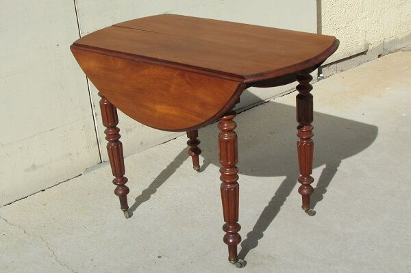 expandable table in solid mahogany