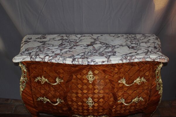 Commode de style Louis XV en marqueterie de cube