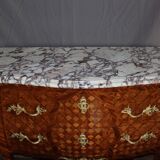 Commode de style Louis XV en marqueterie de cube