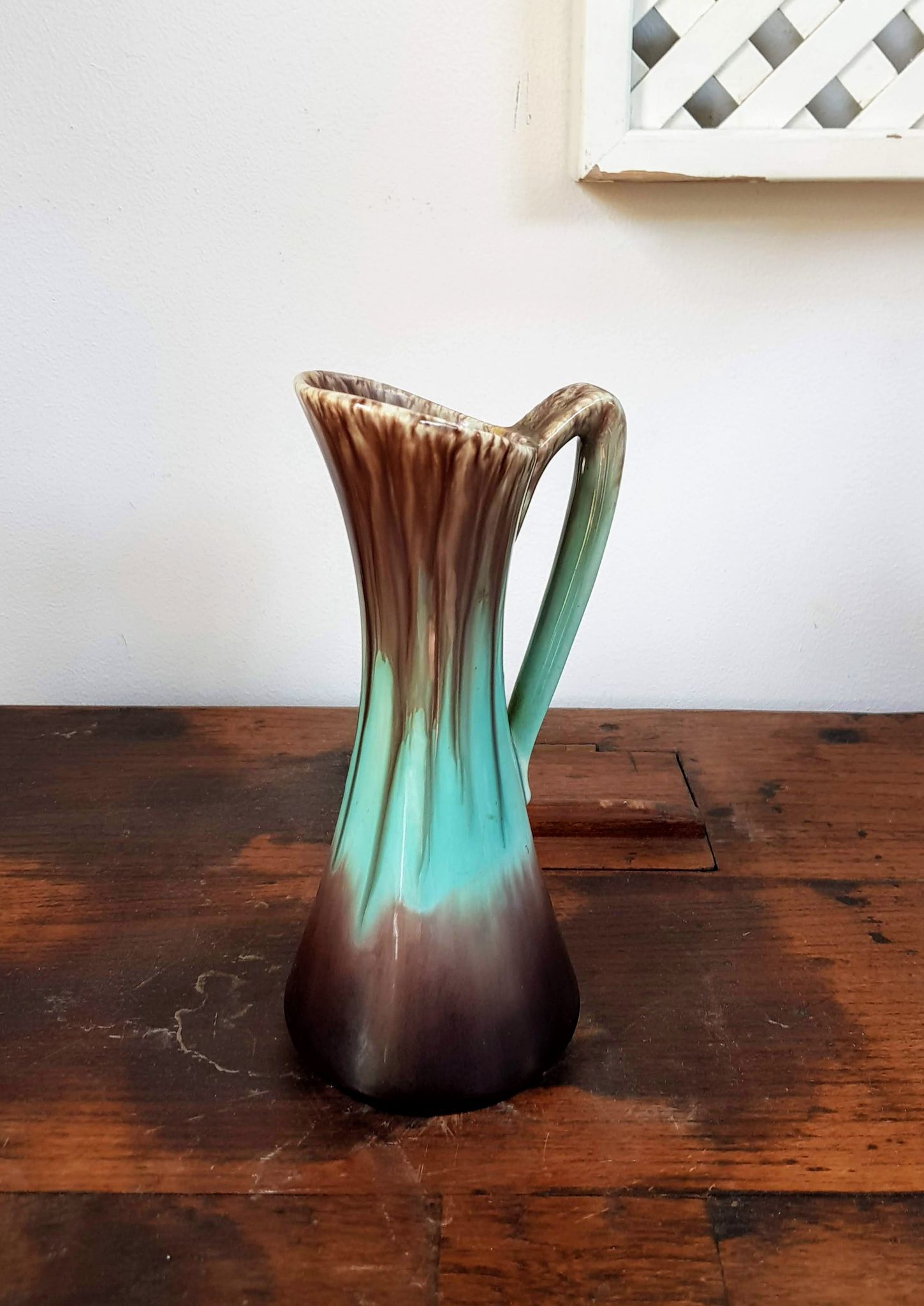 Pichet antique en céramique brune et verte