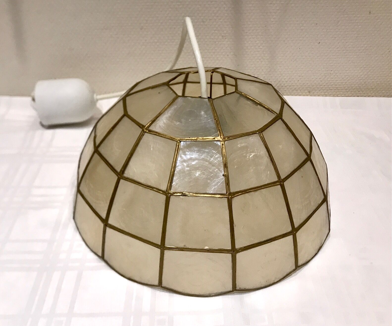 Mother-of-pearl and brass suspension