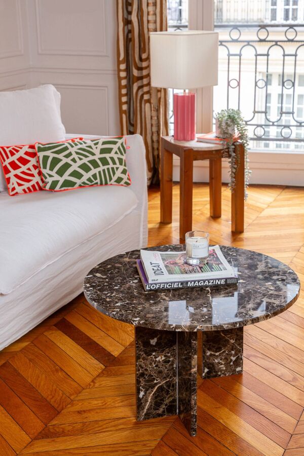 Table ronde en marbre marron