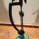 Femme au parapluie en métal, pendulaire