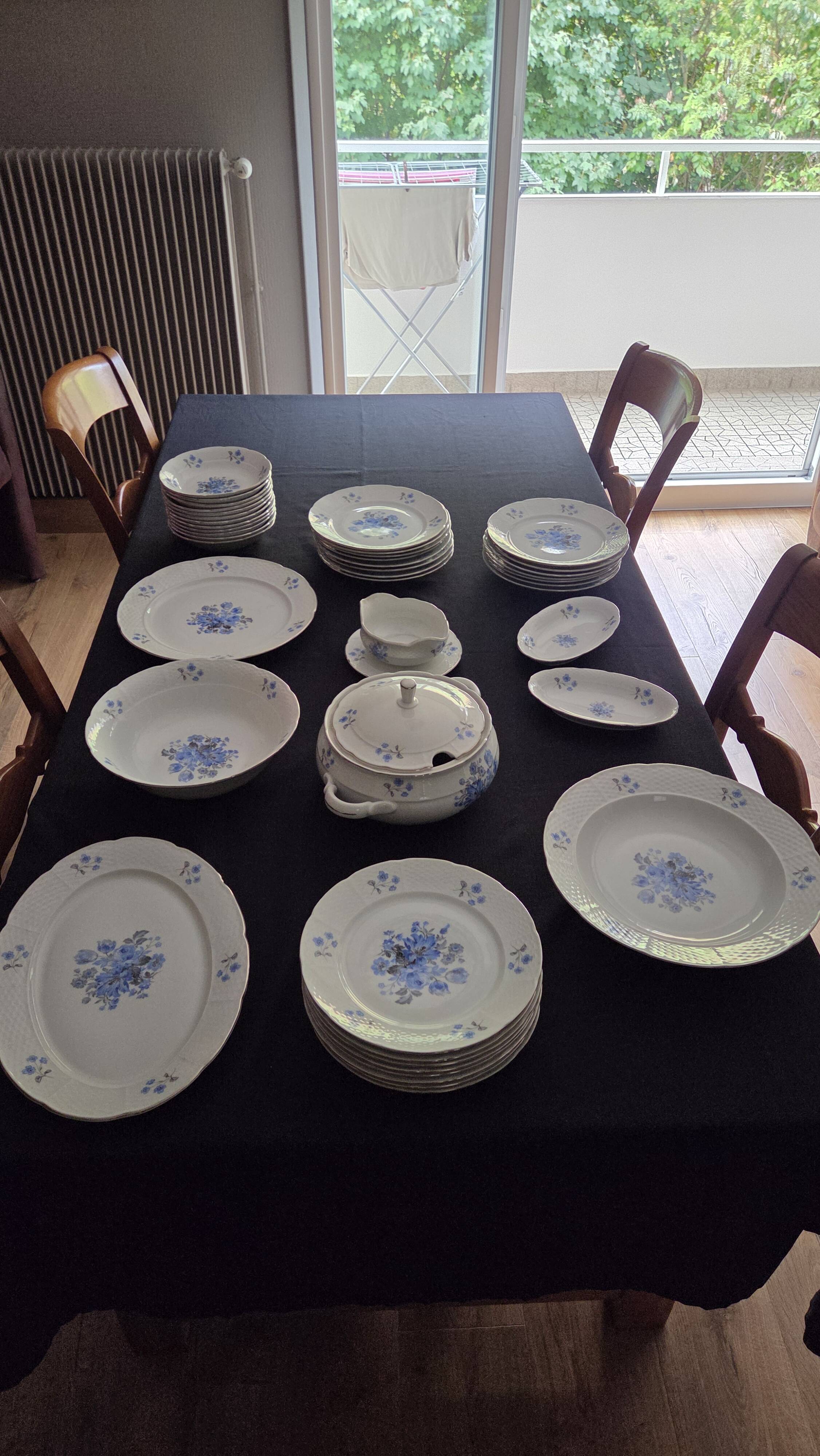 Service 44 pièces porcelaine de bohème