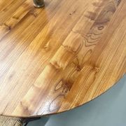 Table ronde moderniste en orme massif, piètement croisé