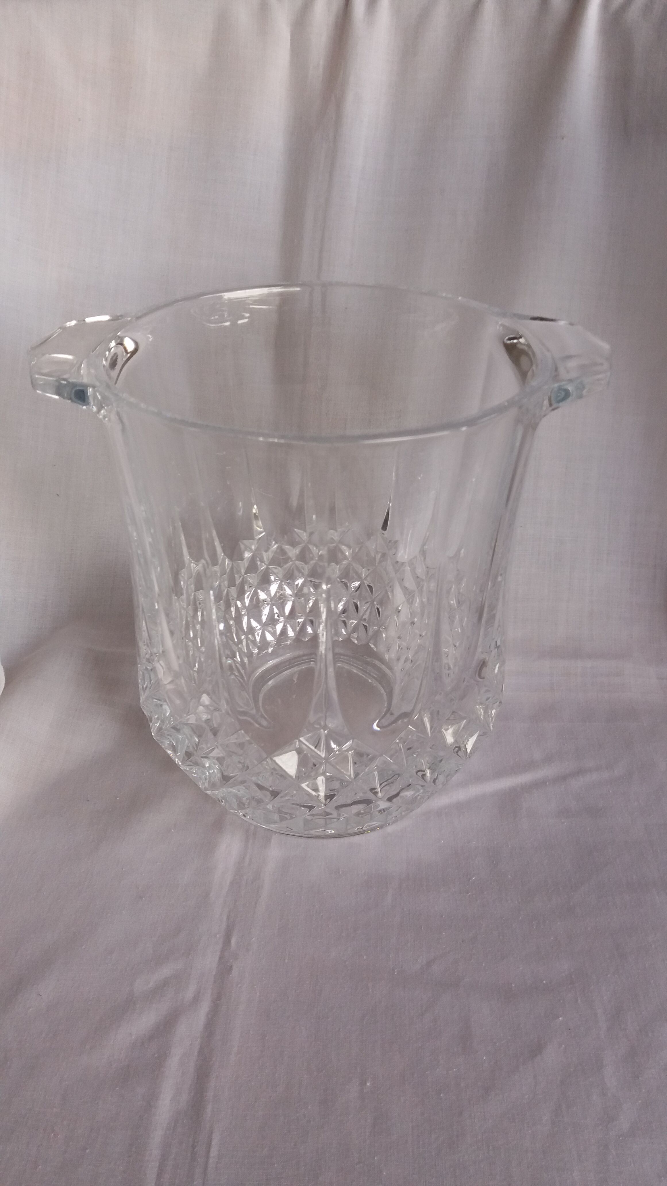 Pineapple-shaped glass bottle cooler with facets