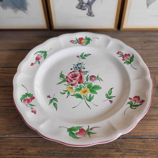 Large round dish KG Lunéville Reverbère, earthenware from the East, floral decoration.