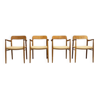 Ensemble de 4 chaises de salle à manger danoises du milieu du siècle avec accoudoirs en chêne # 56 par Niels O. Møller, JL Moller