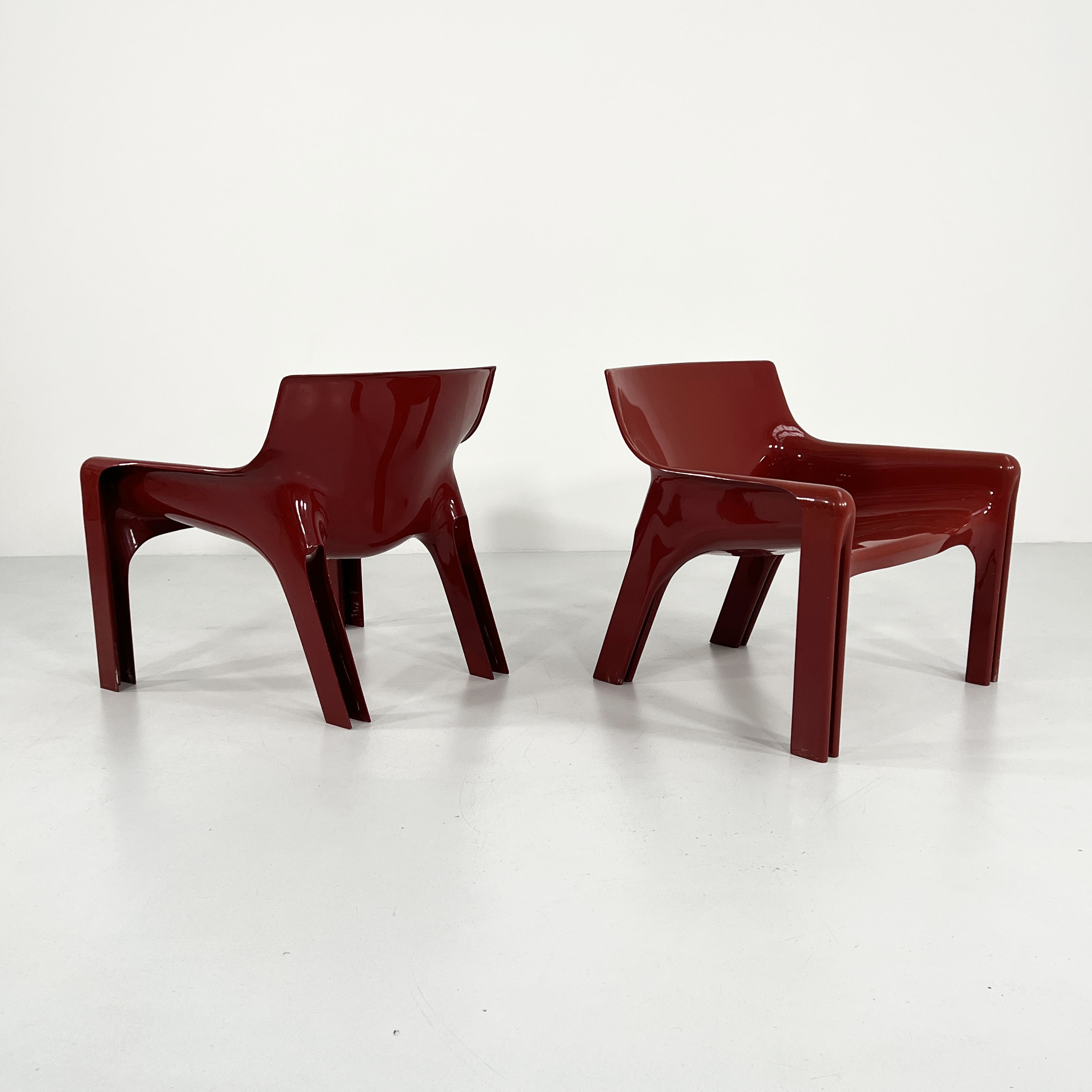 Pair of armchairs vicario bordeaux by Vico Magistretti for Artemide, 1970