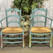 Paire de fauteuils rustiques en hêtre et assises paille
