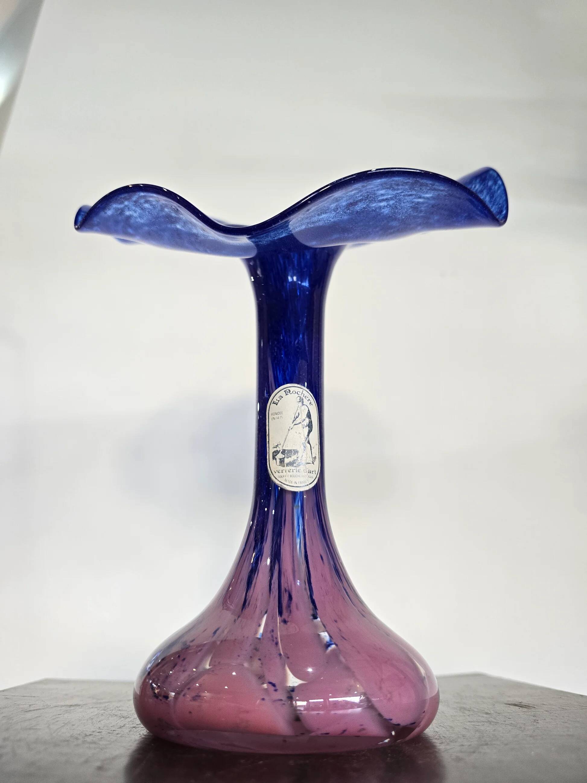 Coupe en verre soufflé La Rochère – Dégradé bleu et rose – Verrerie d’art – H.26 cm