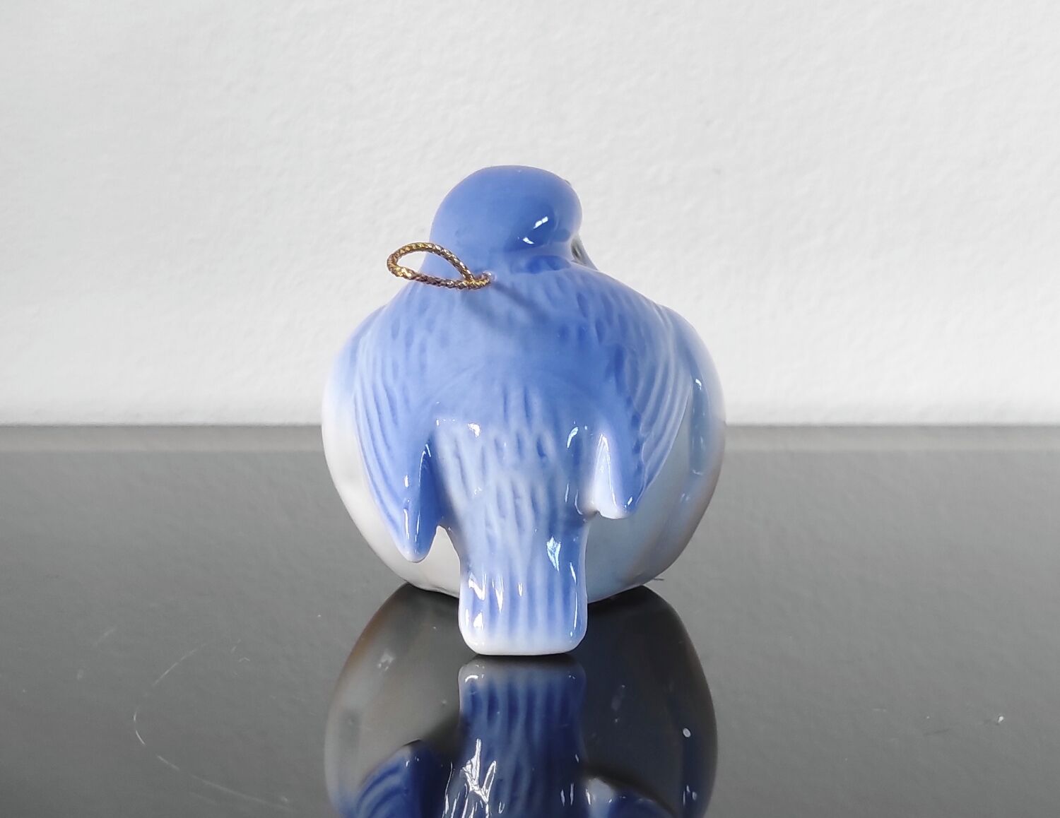 Vintage bird salt cellar in blue and white porcelain.