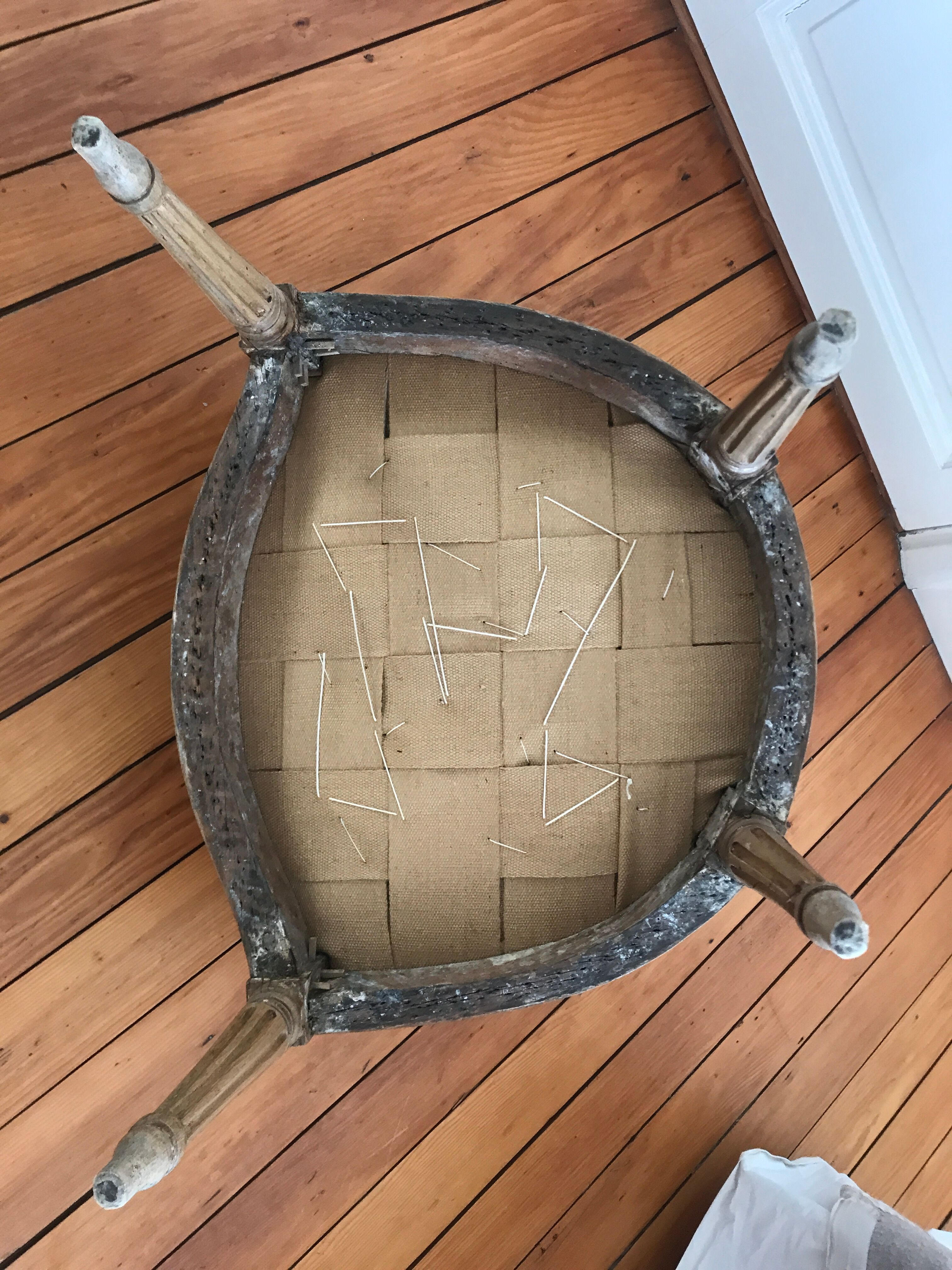 Paire de fauteuils à médaillon époque Louis XVI