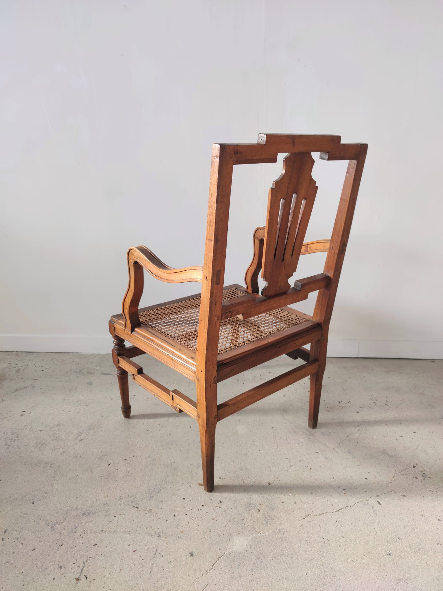 Fauteuil canné en bois naturel