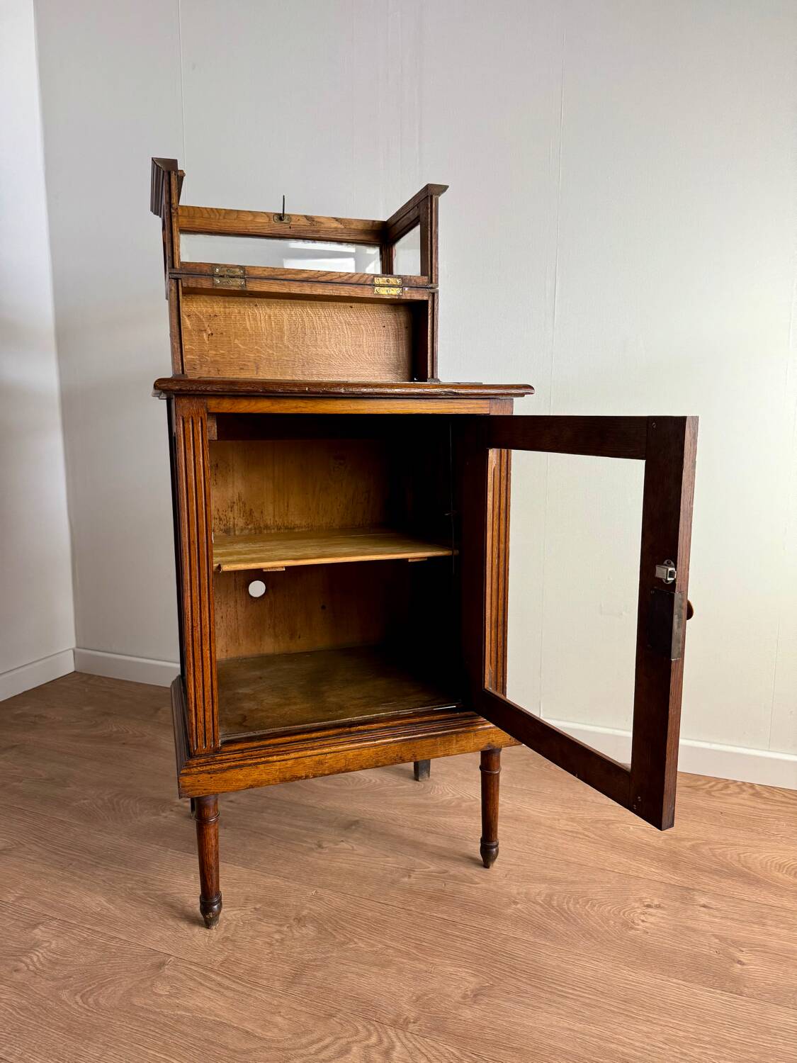 Elegant and vintage display cabinet