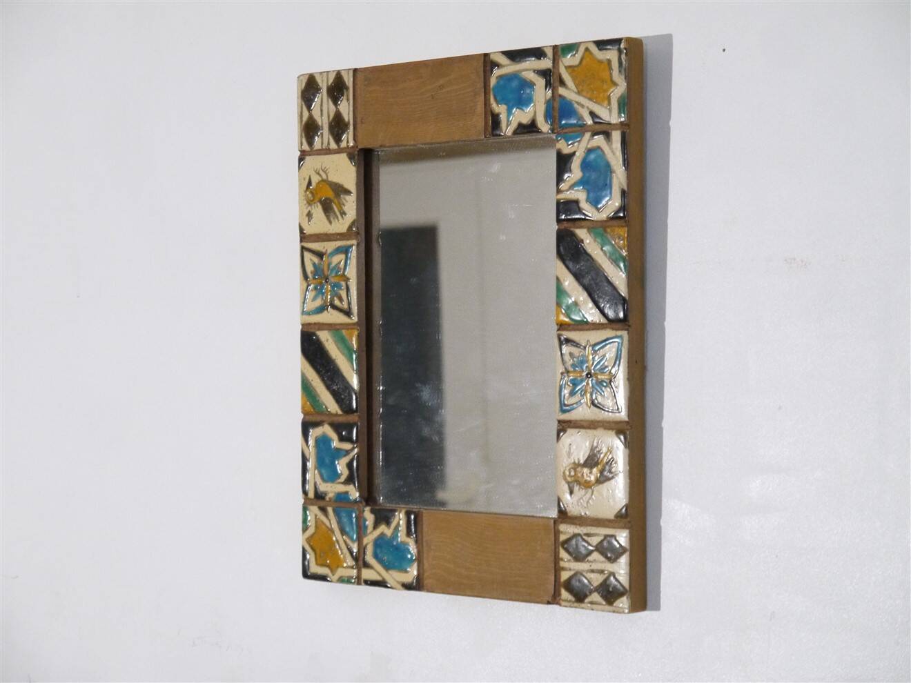 Miroir stylisé en bois et email 1960